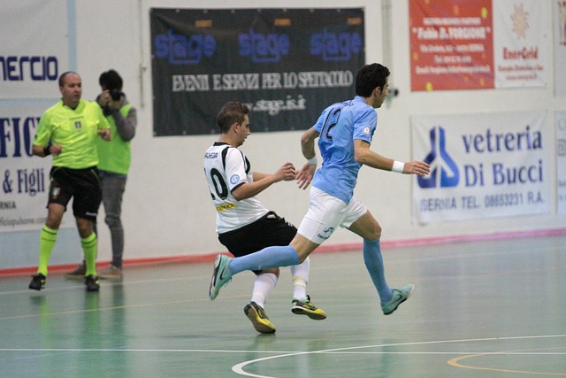 被与贝肯鲍尔比较？凯恩：我从小就喜欢防守，很享受铲球