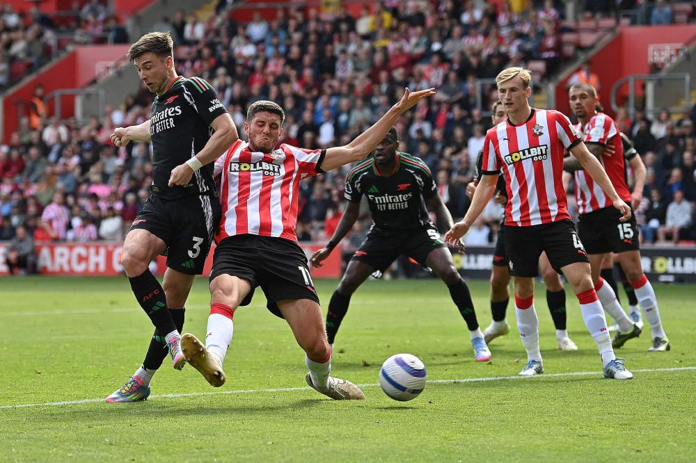 梅西太内向了，主持人说第一句就想拿着奖杯走，不到三年拿四冠